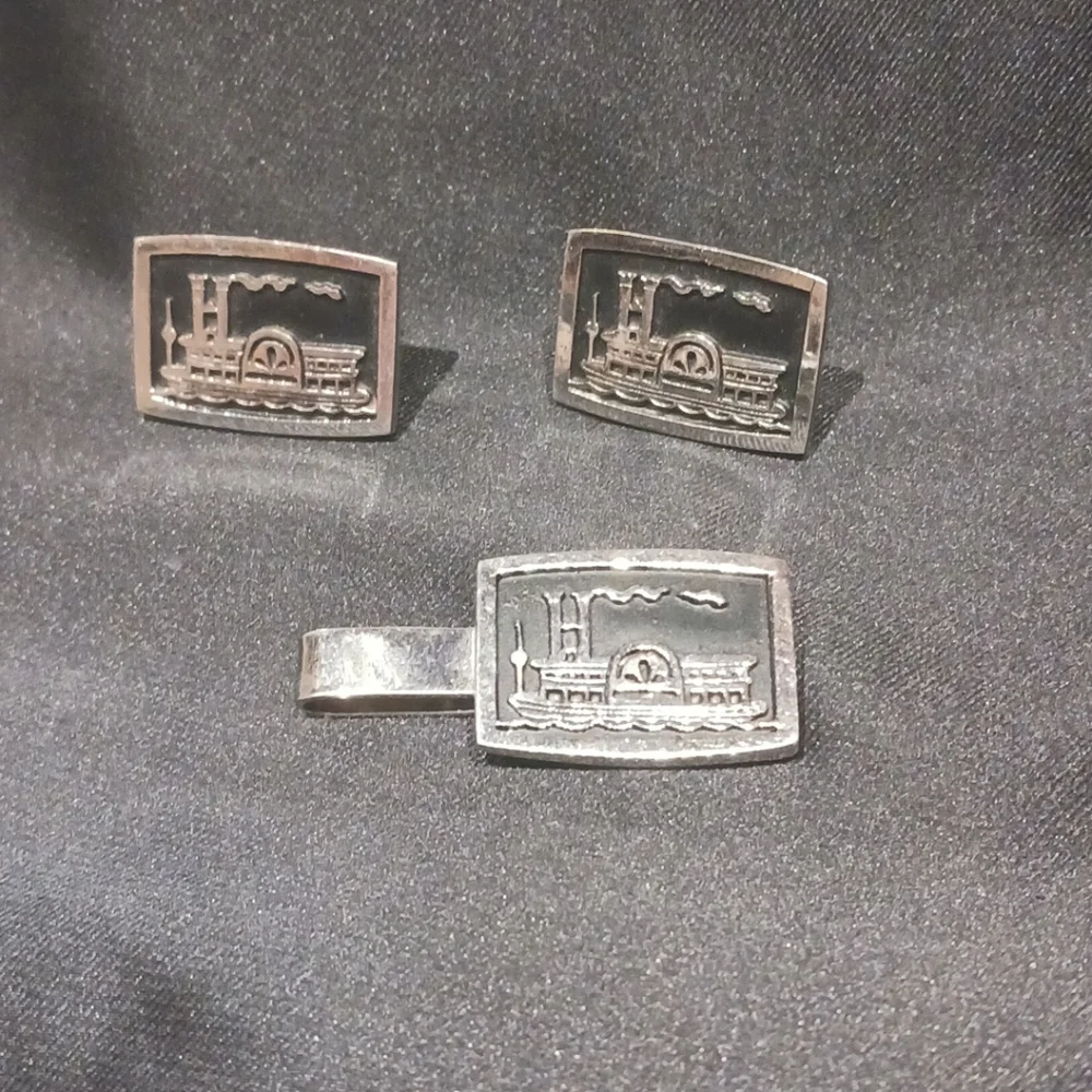 Vtg Men's Silvertone, Black Enamel Steamboat Motif Cufflinks & Tie Bar Set.